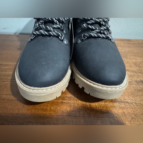 Universal Threads Boots - Picture 3 of 9